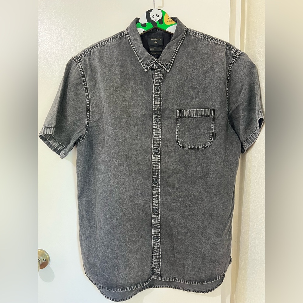 QUICKSLIVER SHORT SLEEVE BUTTON UP SHIRT SIZE LARGE BLACK ACID WASH